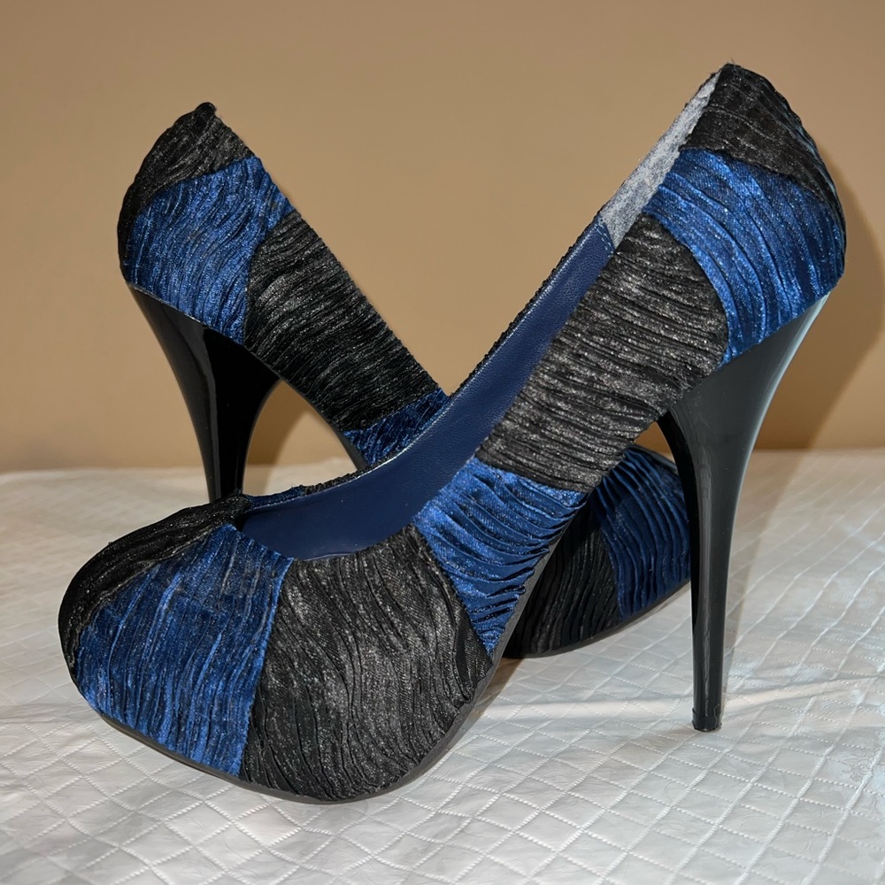 Lady Luxe Blue & Black Stilettos Size 8 Heel 6”
